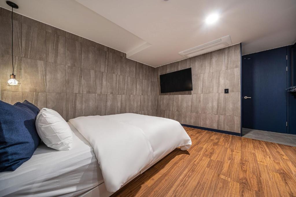 Postel nebo postele na pokoji v ubytování Stay Month Hotel