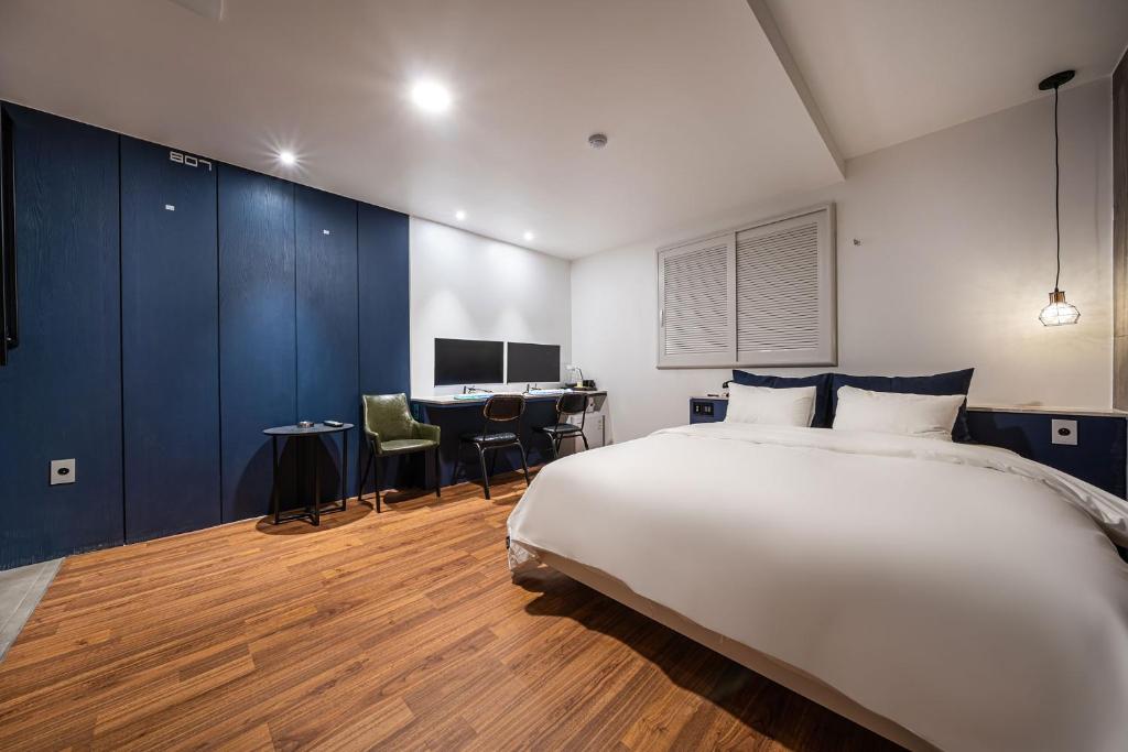Postel nebo postele na pokoji v ubytování Stay Month Hotel