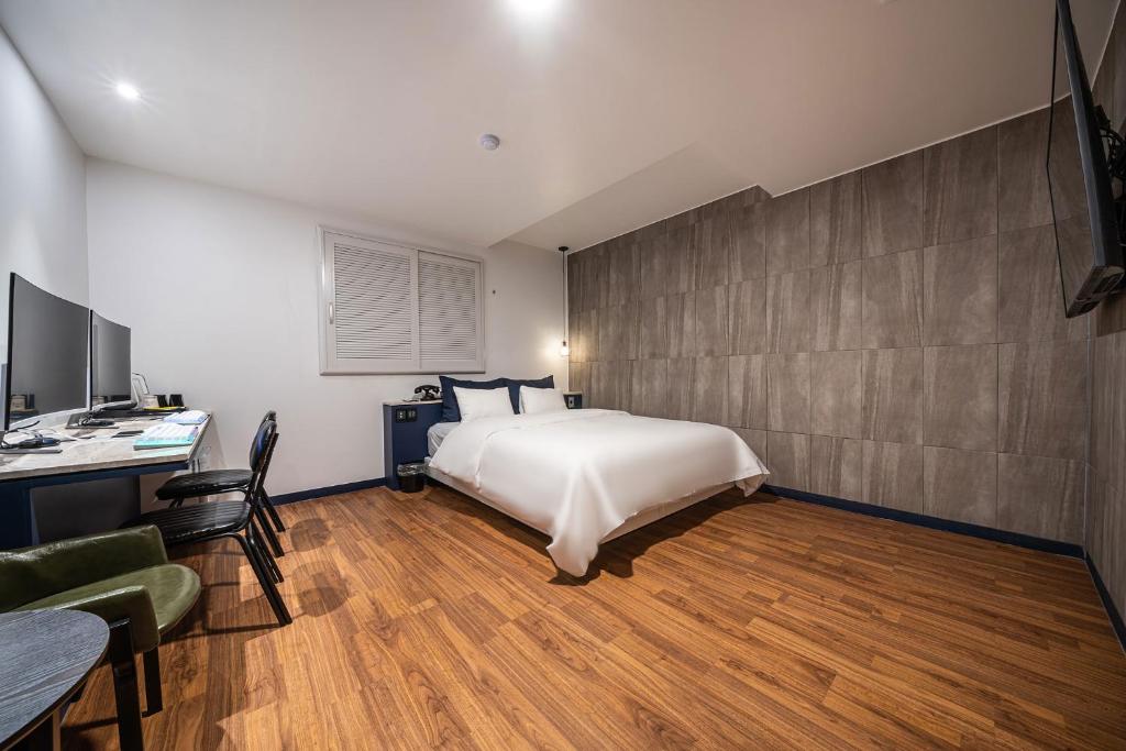 Postel nebo postele na pokoji v ubytování Stay Month Hotel