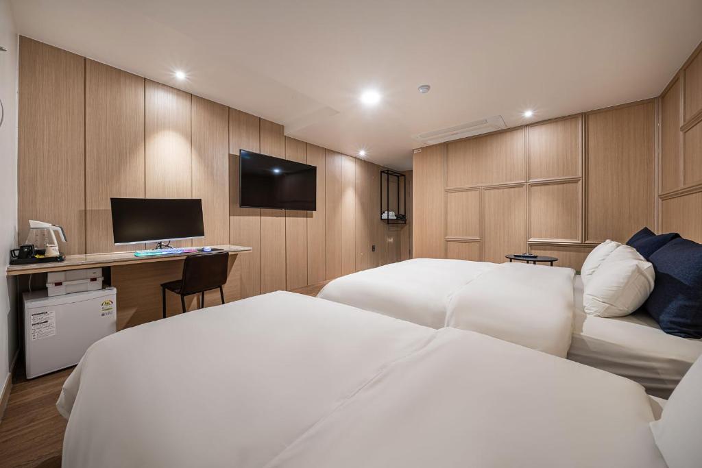 Kuchyň nebo kuchyňský kout v ubytování Stay Month Hotel