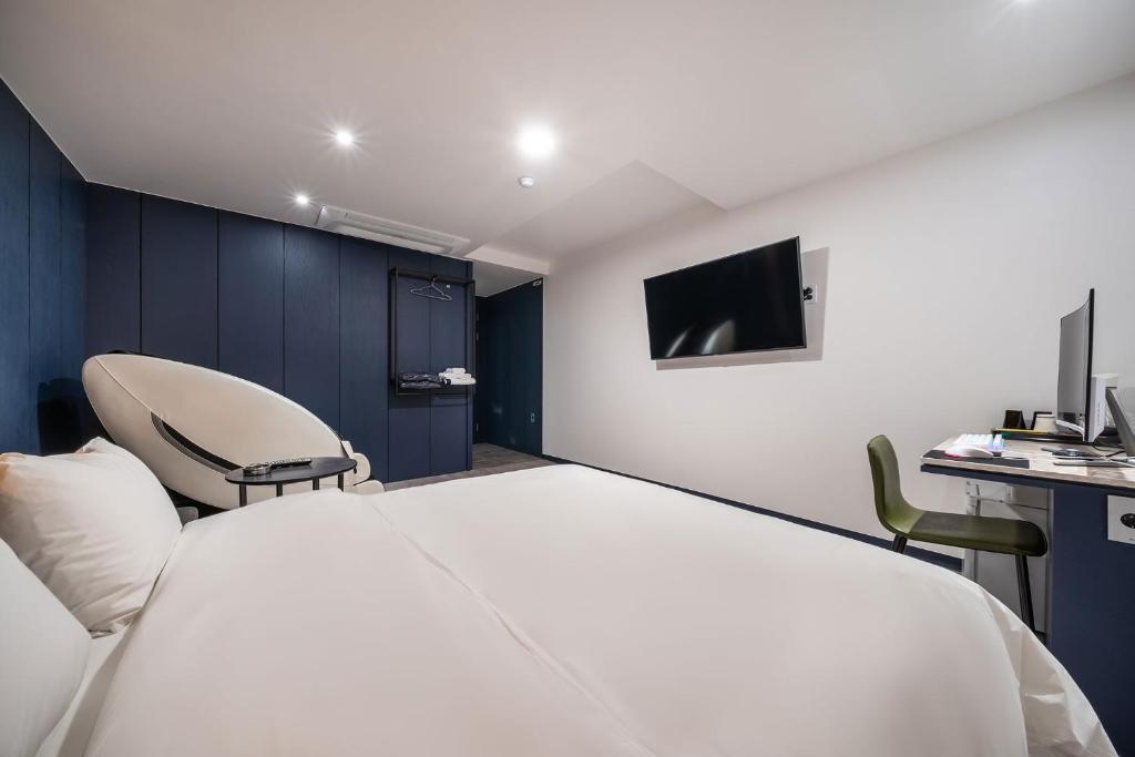 TV a/nebo společenská místnost v ubytování Stay Month Hotel