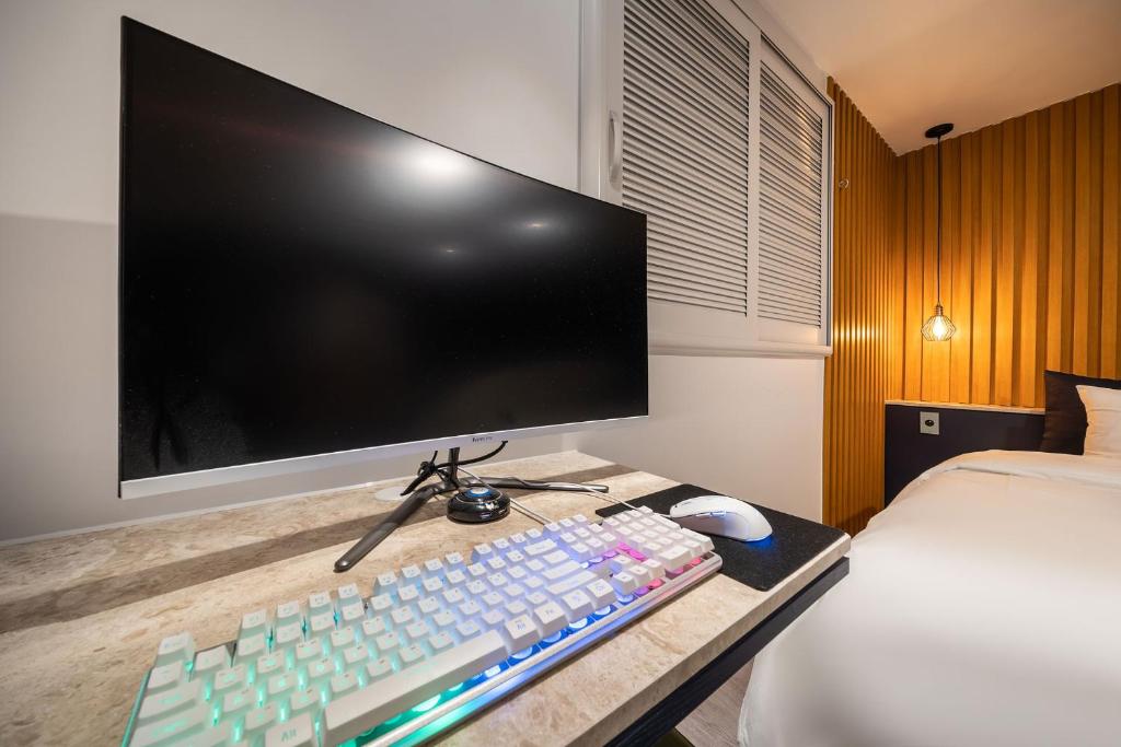 TV a/nebo společenská místnost v ubytování Stay Month Hotel