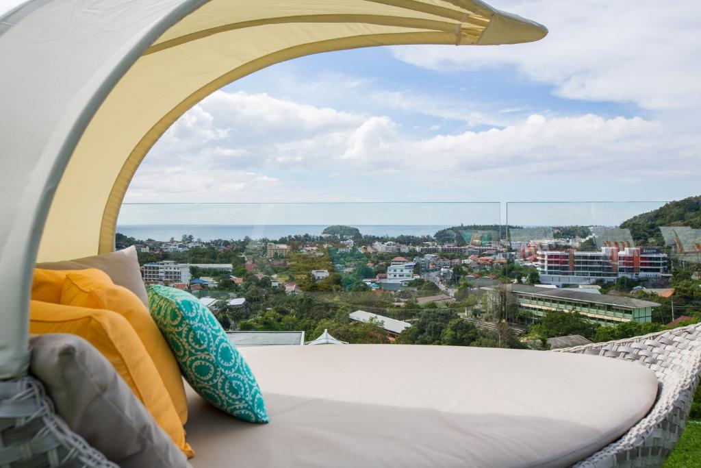 カタビーチにあるVilla Omari 5Bedroom with poolの市街の景色を望むバルコニー