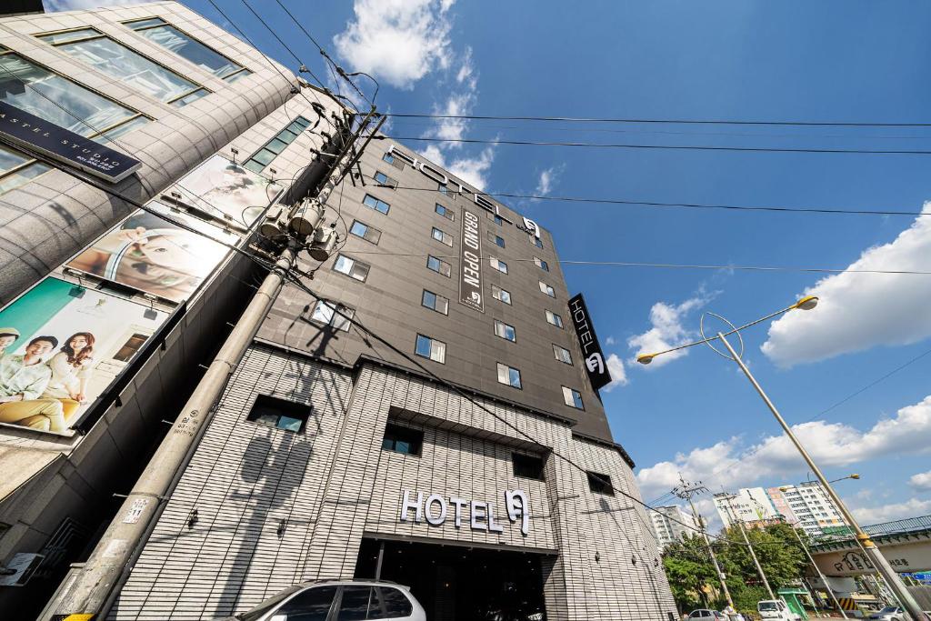Budova, kde se hotel nachází
