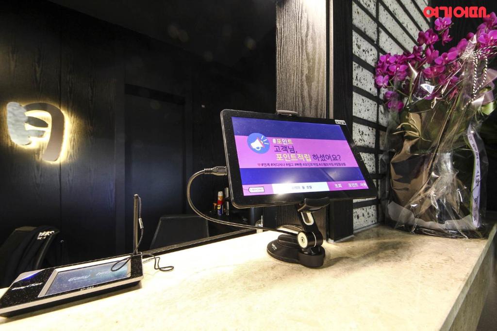 TV a/nebo společenská místnost v ubytování Stay Month Hotel
