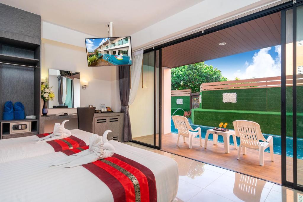 Postel nebo postele na pokoji v ubytování The Thames Pool Access Resort & Villa - SHA Extra Plus