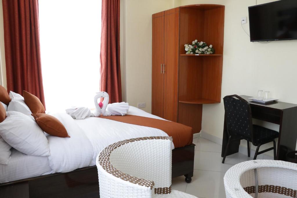 TV a/nebo společenská místnost v ubytování Claire de Lune Moonlight Hotel