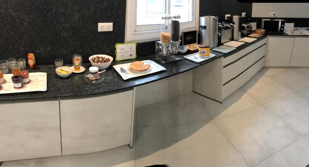 Кухня или мини-кухня в Logis Hôtel Le Rochelois
