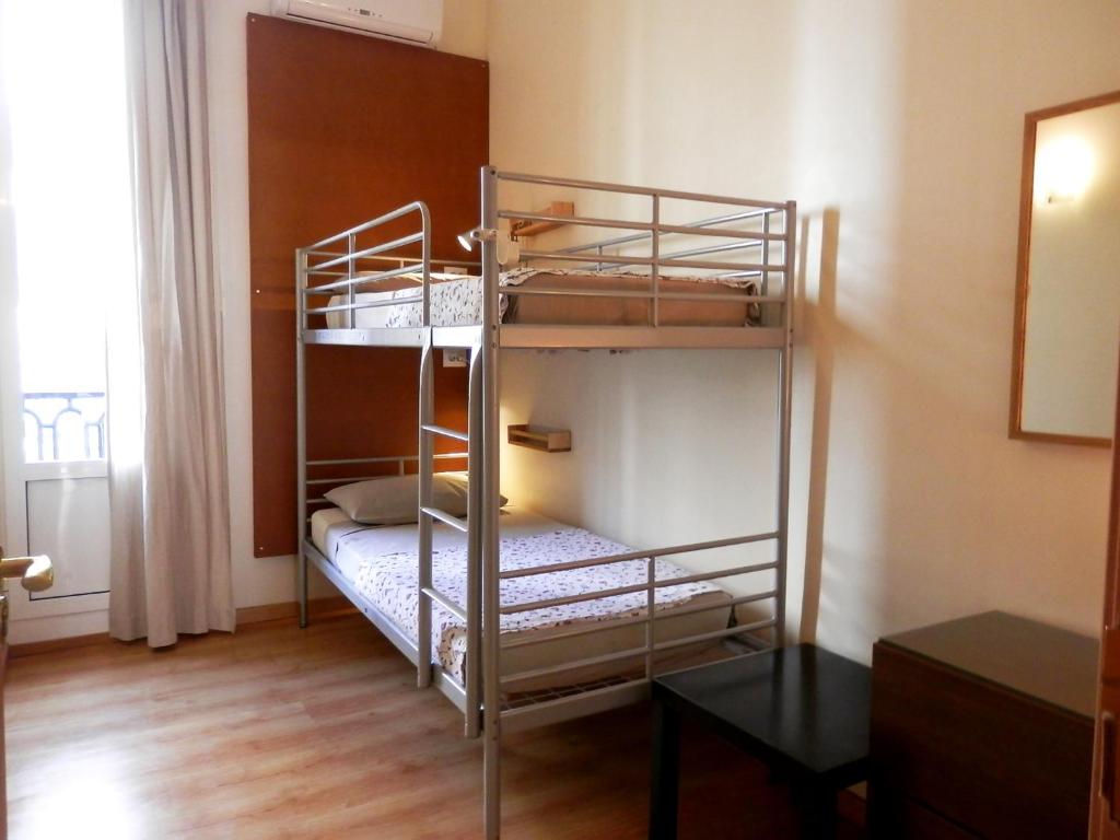 Postel nebo postele na pokoji v ubytování Barcelona Central Garden Hostal