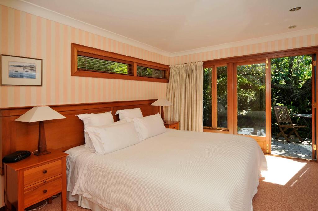 Postel nebo postele na pokoji v ubytování Lake Taupo Lodge