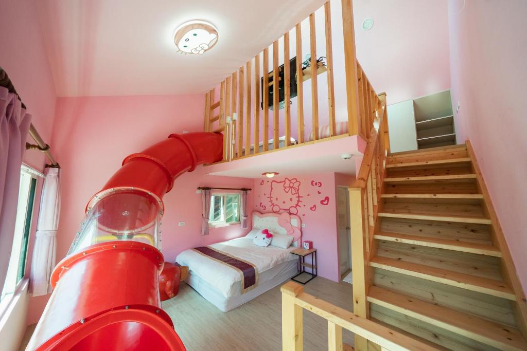 仁愛鄉的住宿－清境峰情民宿，一间儿童房,配有红色火箭主题客房