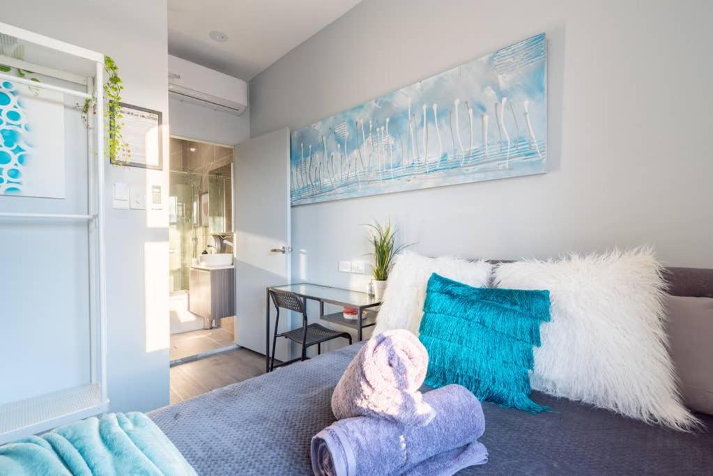 un soggiorno con divano e tavolo di 1 Private Double Bed with En-suite Bathroom in Sydney CBD near Train UTS DarlingHar&ICC&C hinatown - ROOM ONLY a Sydney