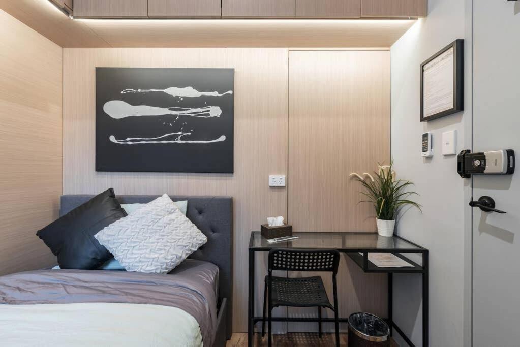 Un pat sau paturi într-o cameră la 1 Private King Single Bed In Sydney CBD Near Train UTS DarlingHar&ICC&C hinatown - ROOM ONLY