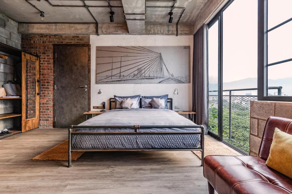 Postel nebo postele na pokoji v ubytování Bridges Danang Boutique Hotel