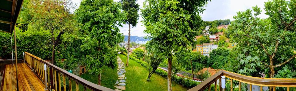 einen Balkon mit Blick auf einen Park mit Bäumen in der Unterkunft Boğazın incisi.. in Istanbul