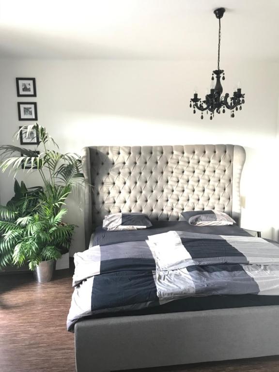 Un dormitorio con una cama grande y una lámpara de araña. en Krumlove, en Český Krumlov