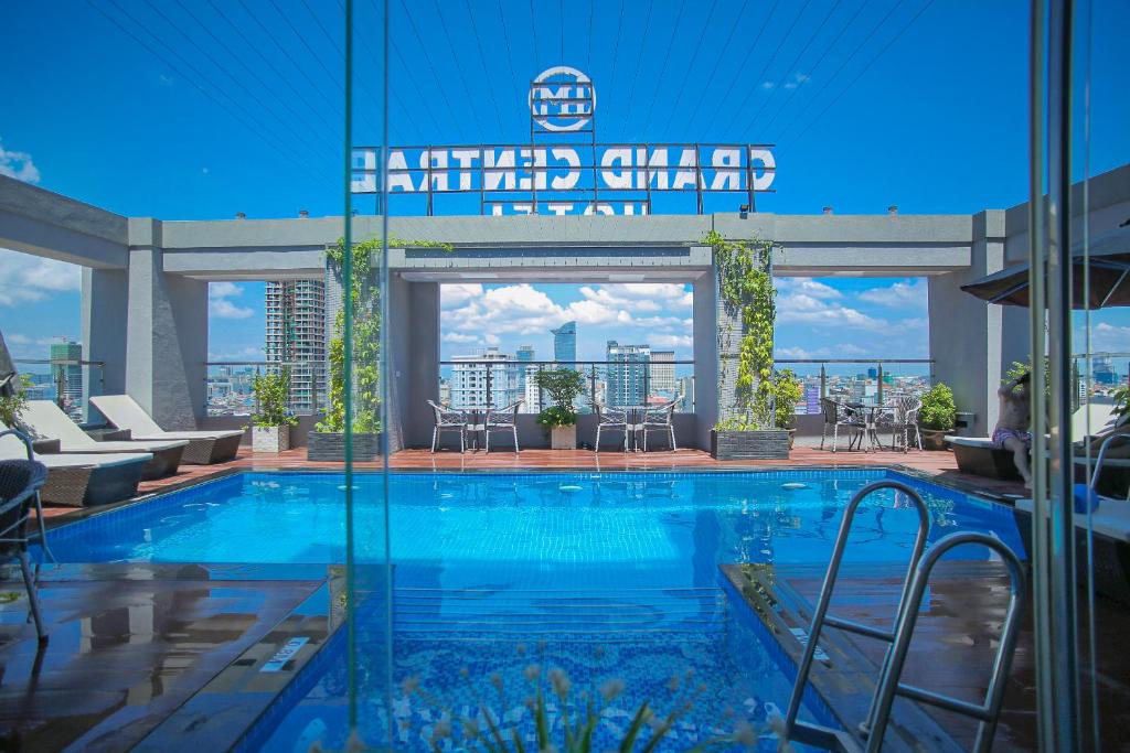 Bazén v ubytování HM Grand Central Hotel nebo v jeho okolí