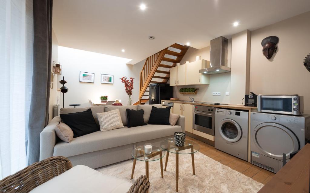 un salon avec un canapé et une machine à laver dans l'établissement Ultra Centre Terrasse et Plage a Pied, à Le Touquet-Paris-Plage