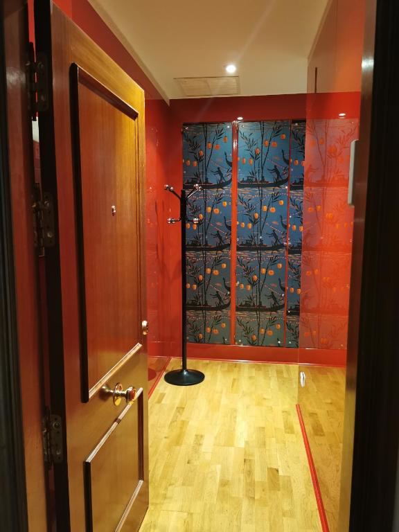 a room with a door and a painting on the wall at APARTAMENTo MADRID CENTRO GRAN VIA - CALLAO in Madrid