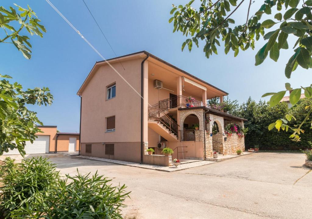 Budova, v ktorej sa apartmán nachádza