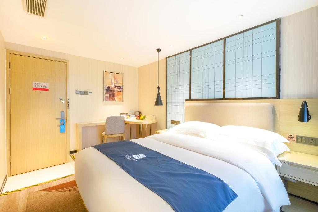 Postel nebo postele na pokoji v ubytování Echarm Hotel - Xiamen Zhongshan Road Pedestrian Street Branch