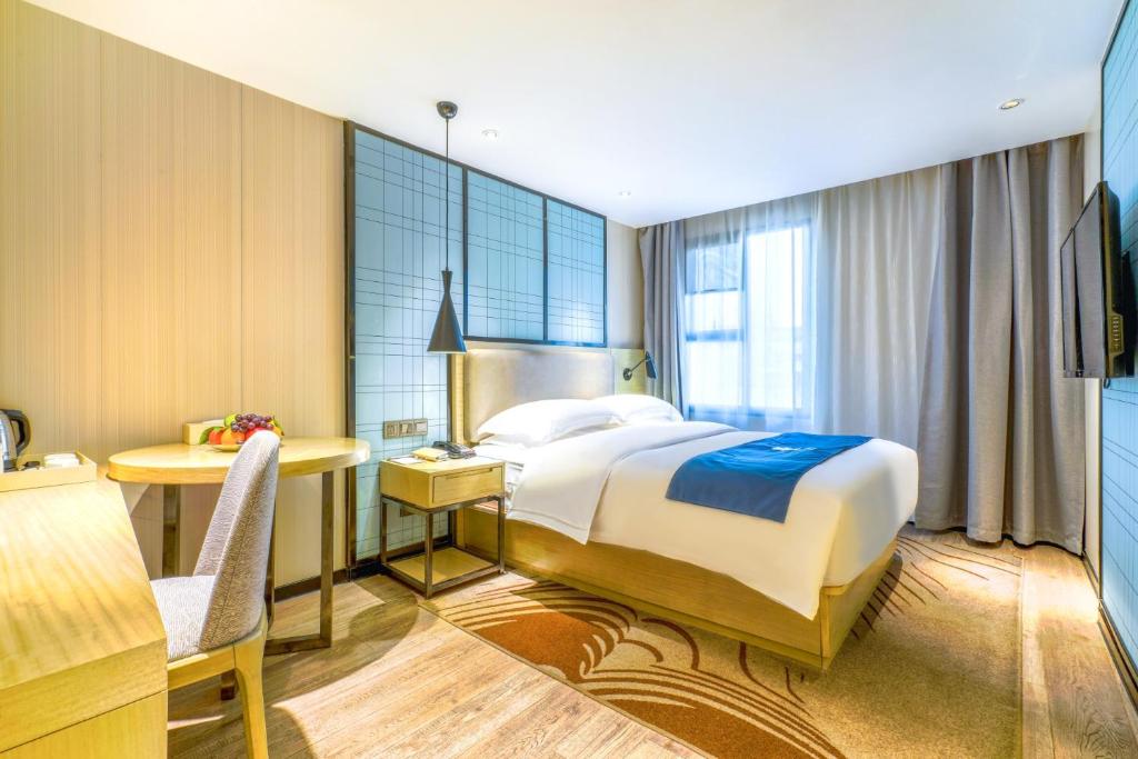 Postel nebo postele na pokoji v ubytování Echarm Hotel - Xiamen Zhongshan Road Pedestrian Street Branch