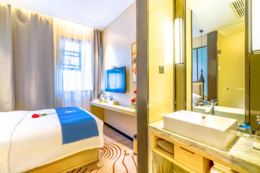 Postel nebo postele na pokoji v ubytování Echarm Hotel - Xiamen Zhongshan Road Pedestrian Street Branch