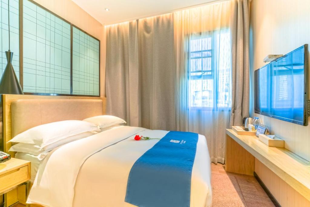 Postel nebo postele na pokoji v ubytování Echarm Hotel - Xiamen Zhongshan Road Pedestrian Street Branch