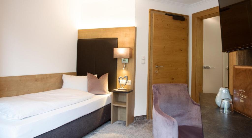 Postel nebo postele na pokoji v ubytování Hotel St. Nikolaus