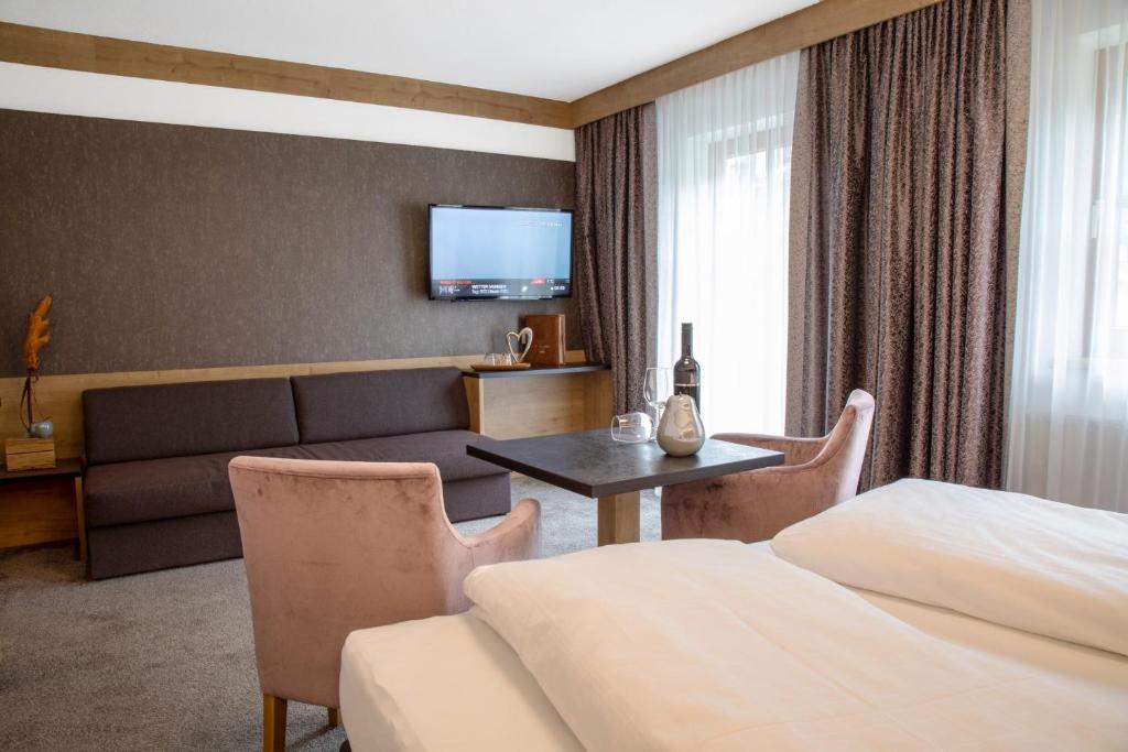 TV a/nebo společenská místnost v ubytování Hotel St. Nikolaus