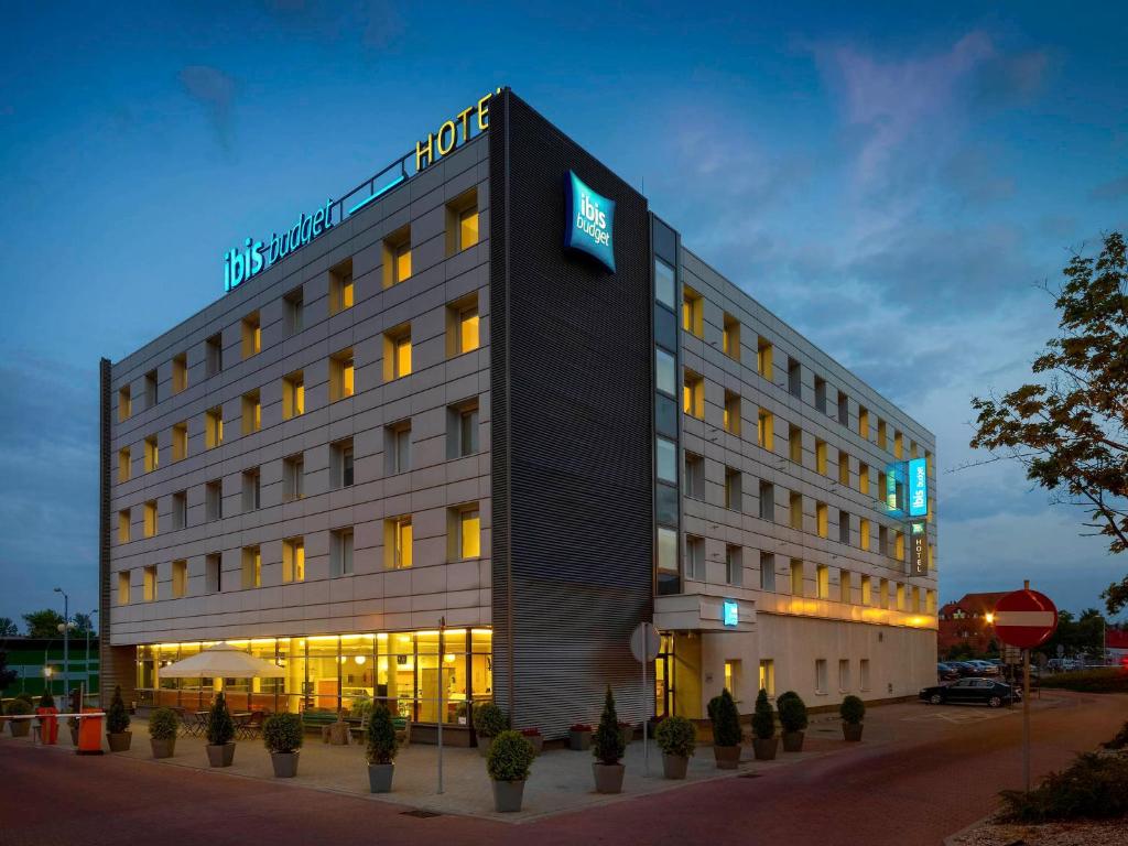budynek hotelowy z napisem na górze w obiekcie ibis budget Katowice Centrum w mieście Katowice