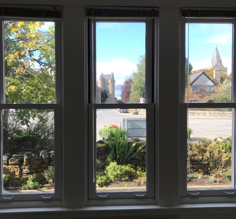 une fenêtre avec vue sur la cour dans l'établissement 3 Argyle Place, à Dornoch