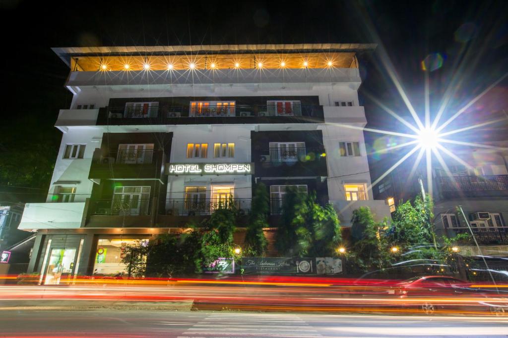 un edificio de noche con una calle delante en Hotel Shompen, en Port Blair