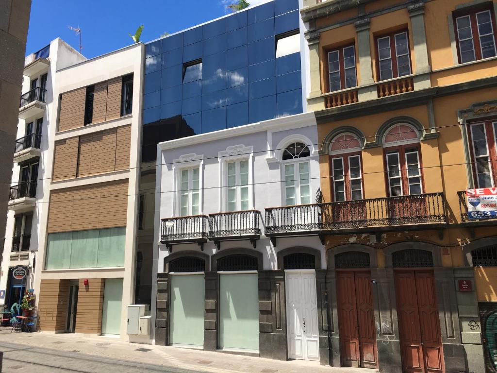 um edifício antigo com uma fachada de vidro numa rua em Suite Beethoven em Santa Cruz de Tenerife