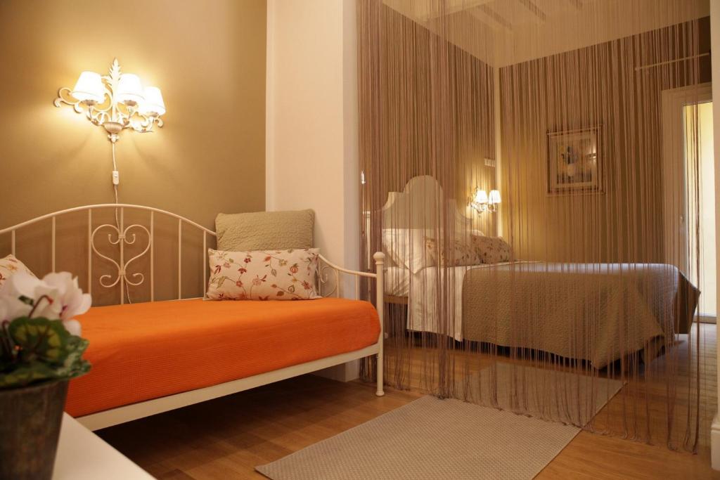 フィレンツェにあるSanta Reparata Apartmentのベッド1台、椅子、テーブルが備わる客室です。