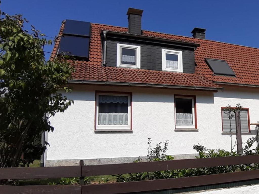 ein Haus mit Sonnenkollektoren auf dem Dach in der Unterkunft Ferienwohnung Ruhrort in Brilon