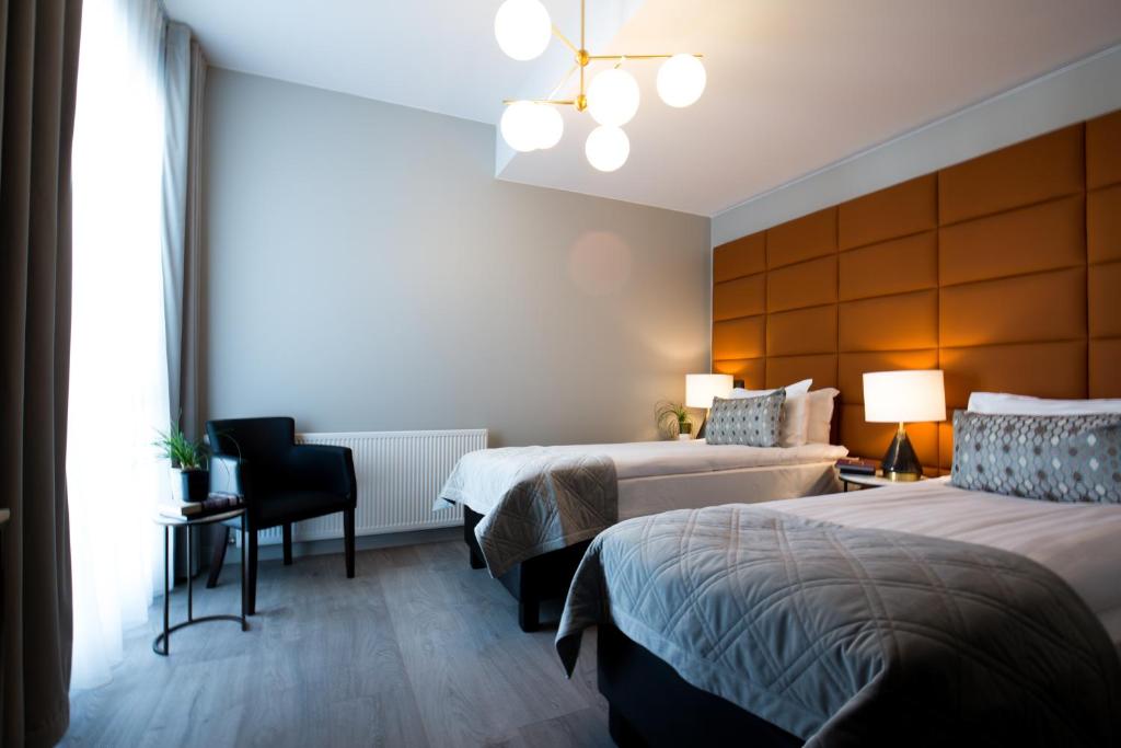 Rúm í herbergi á Midtown Hotel