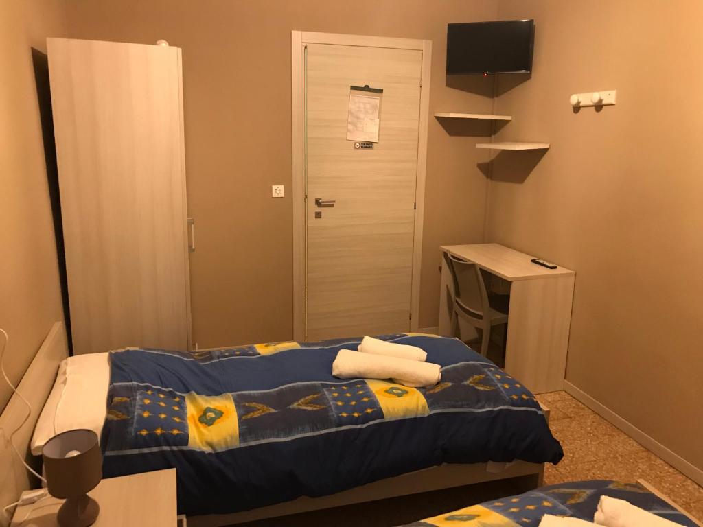 Łóżko lub łóżka w pokoju w obiekcie Albergo centrale