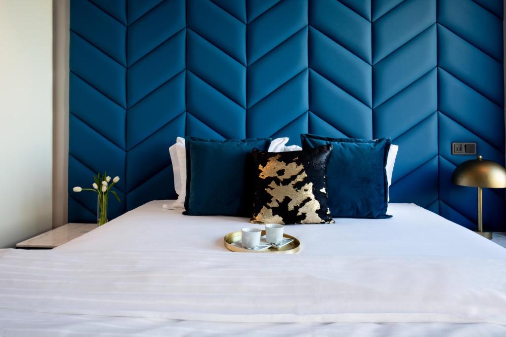 レイキャビクにあるRoom With a View Hotelの青い壁のベッド付きの青いベッドルーム1室