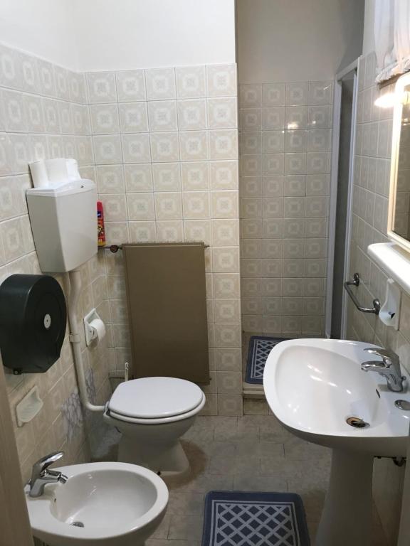 małą łazienkę z toaletą i umywalką w obiekcie Albergo centrale w mieście Cortemaggiore