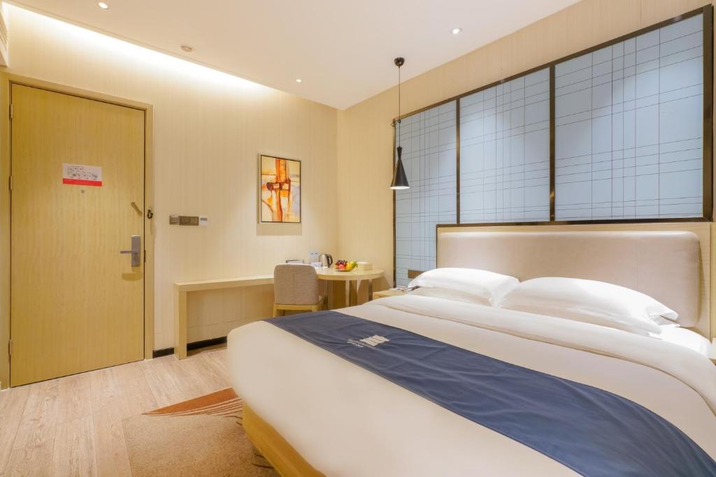 Postel nebo postele na pokoji v ubytování Echarm Hotel - Xiamen Zhongshan Road Pedestrian Street Branch