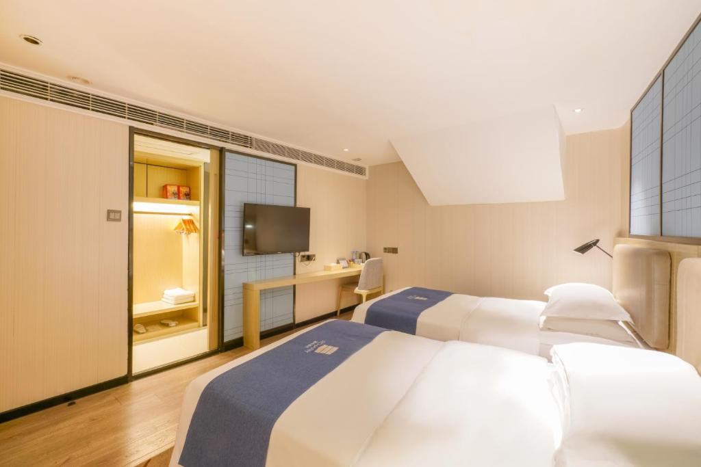 Postel nebo postele na pokoji v ubytování Echarm Hotel - Xiamen Zhongshan Road Pedestrian Street Branch