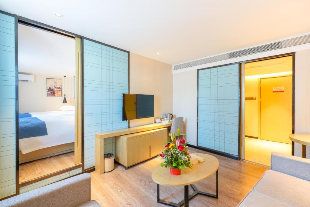 Postel nebo postele na pokoji v ubytování Echarm Hotel - Xiamen Zhongshan Road Pedestrian Street Branch