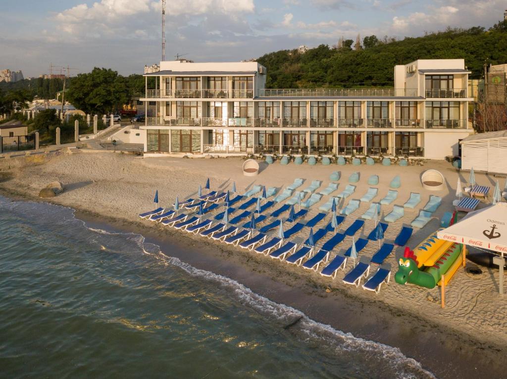 eine Luftansicht eines Hotels mit Stühlen und Wasser in der Unterkunft Design Hotel Skopeli in Odessa