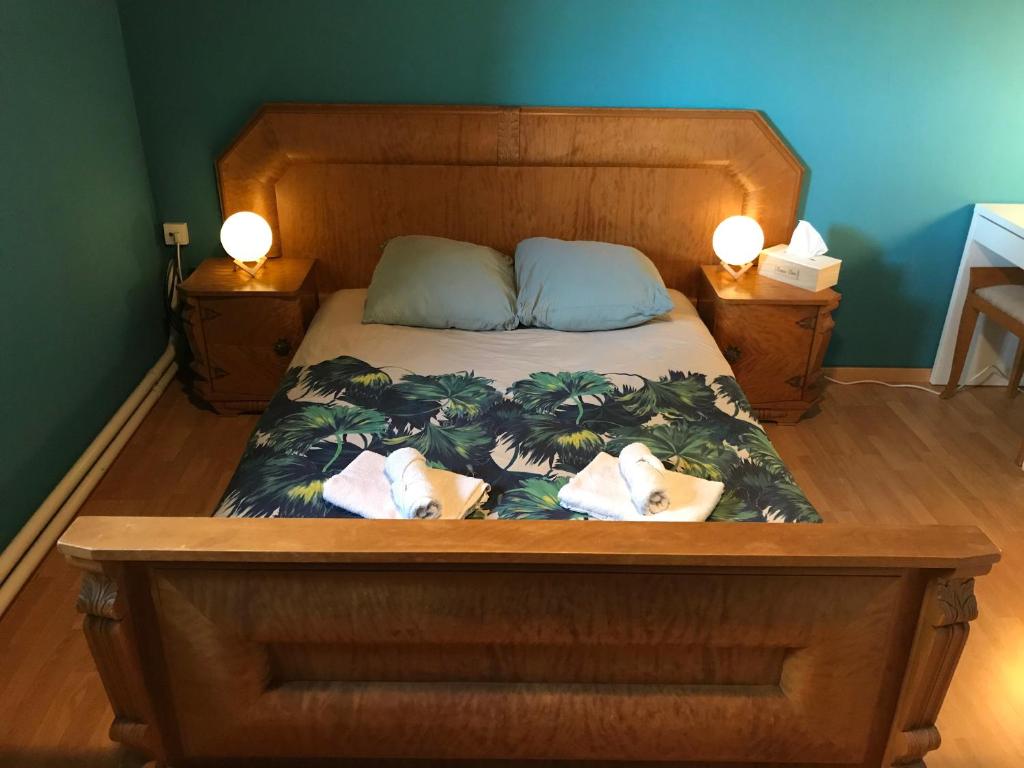 - une chambre avec un lit et 2 serviettes dans l'établissement La Ferme des Roses, à Tournai