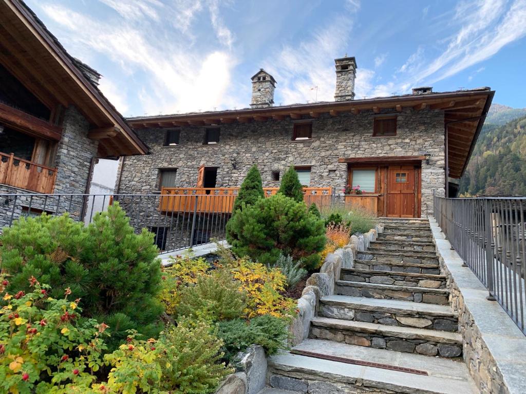 ein Steinhaus mit einer Treppe davor in der Unterkunft Il Cuore della Valdigne - Courmayeur-La Thuile- Pré Saint Didier in Morgex