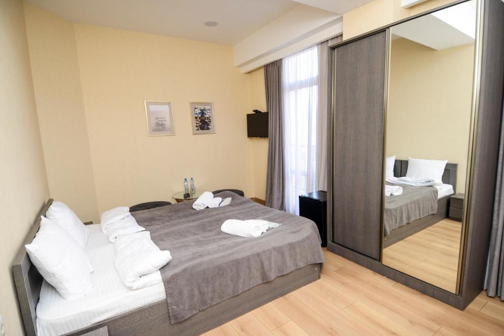 Postel nebo postele na pokoji v ubytování Hotel Avlabari Terrace
