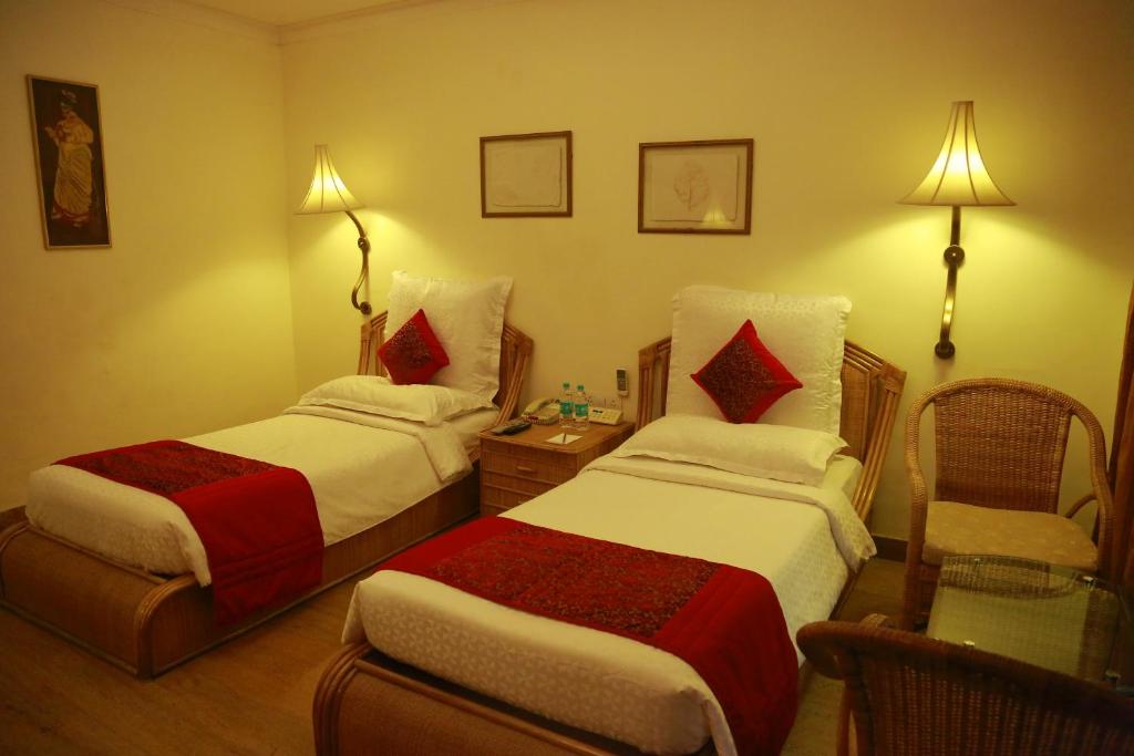 Postel nebo postele na pokoji v ubytování SAJ Earth Resort & Convention Center , Kochi