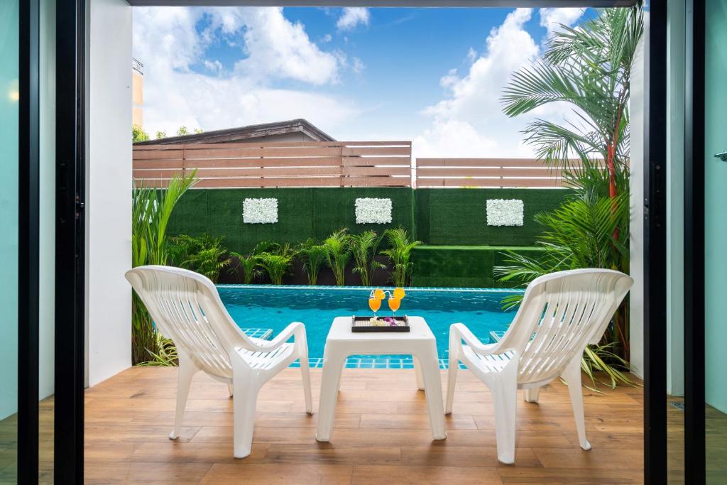 Bazén v ubytování The Thames Pool Access Resort & Villa - SHA Extra Plus nebo v jeho okolí
