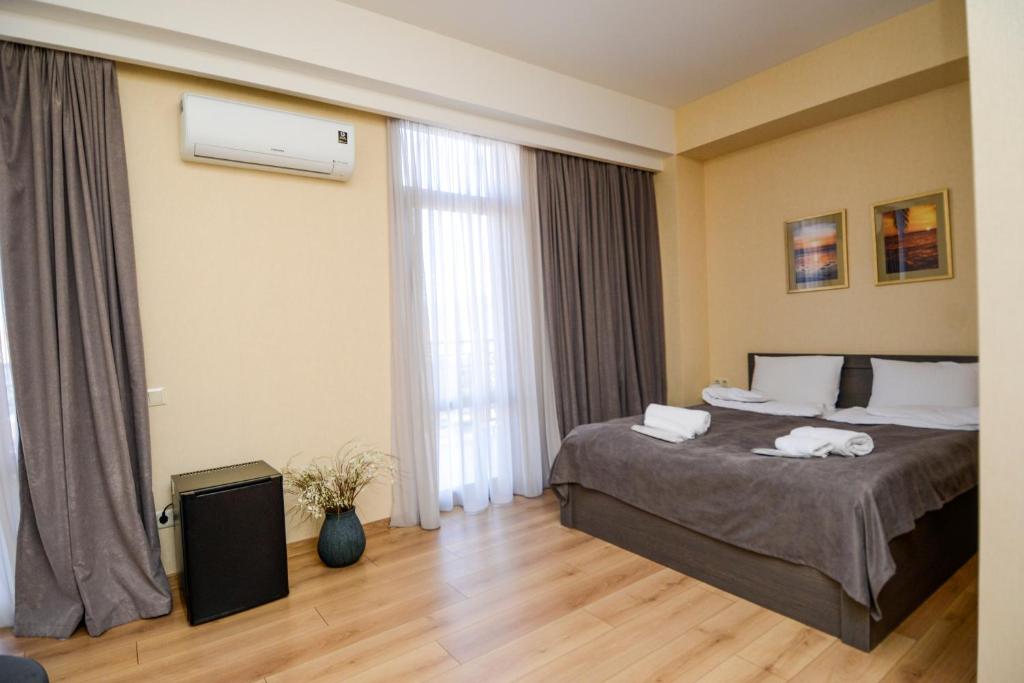Postel nebo postele na pokoji v ubytování Hotel Avlabari Terrace